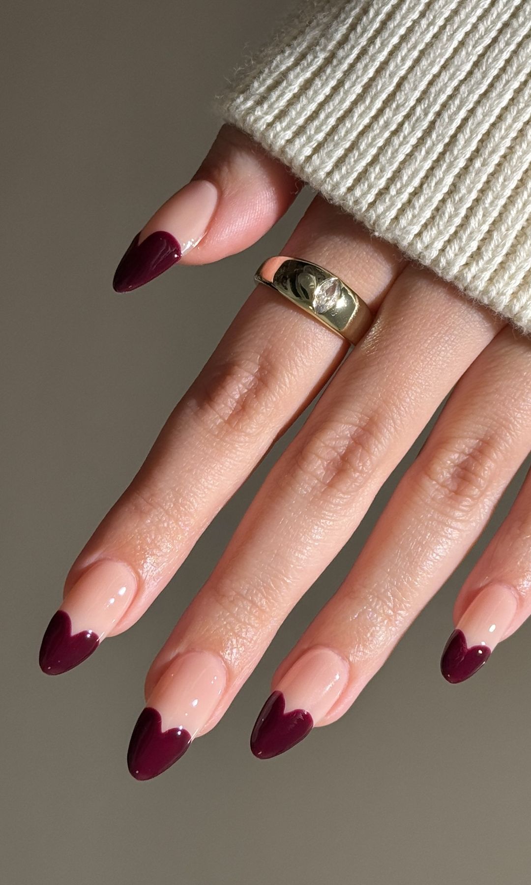 Manicura con corazones en las puntas