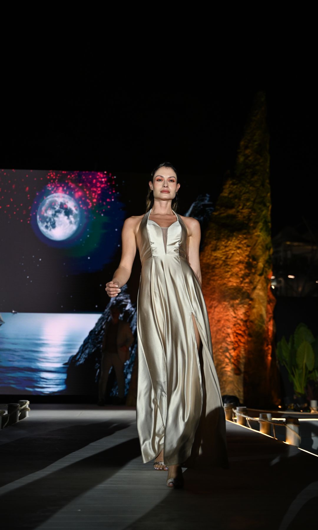 La versatilidad de la pasarela se reflejó en las prendas desfiladas donde podíamos encontrar desde prendas casuales hasta vestidos de noche perfectos para una celebración costera bajo la luna.