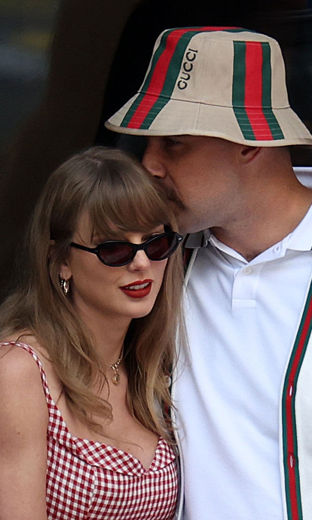 travis kelce beso taylor swift