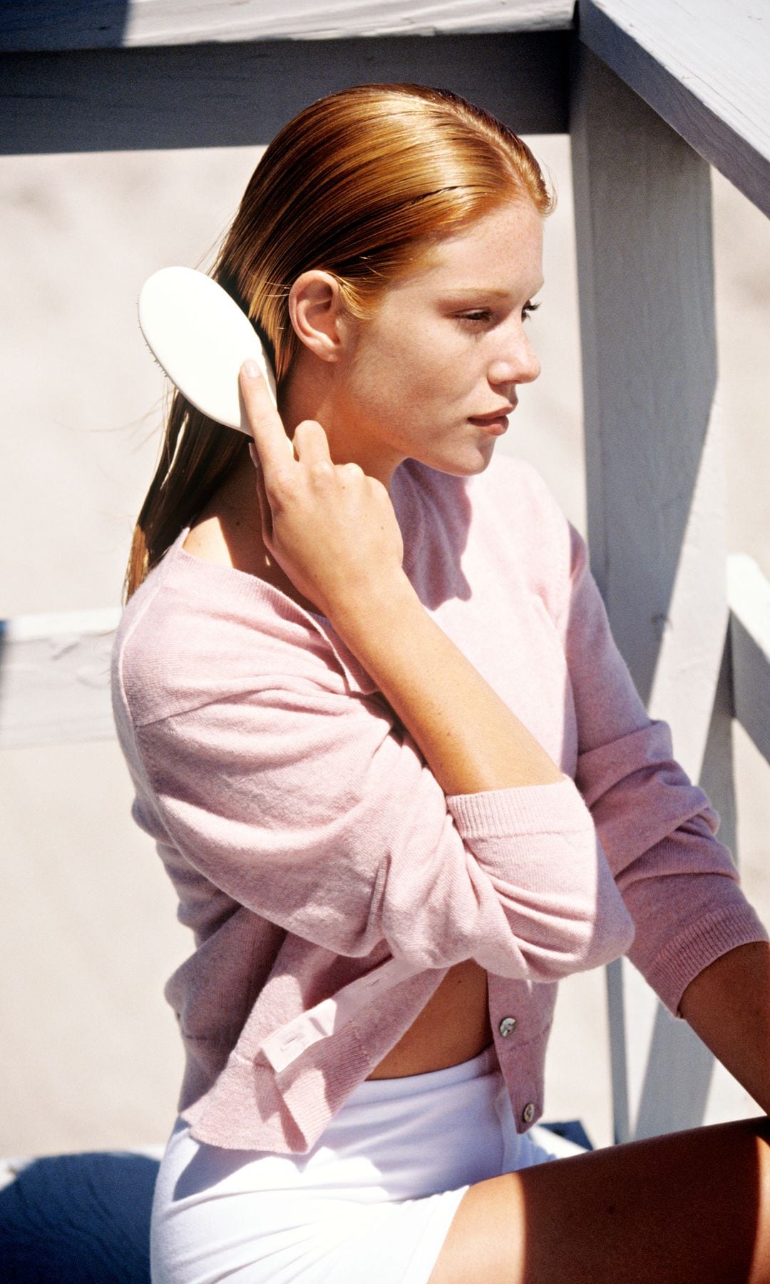 TIP ESTRELLA: CEPILLO EN MANO Si vas a darte un chapuzón, no lo hagas sin antes cepillarte el pelo. Este sencillo paso te ayudará a evitar que se formen nudos y, por tanto, a reducir la rotura del mismo. Deja que seque bien el cabello antes de volver a peinar y presume de melena