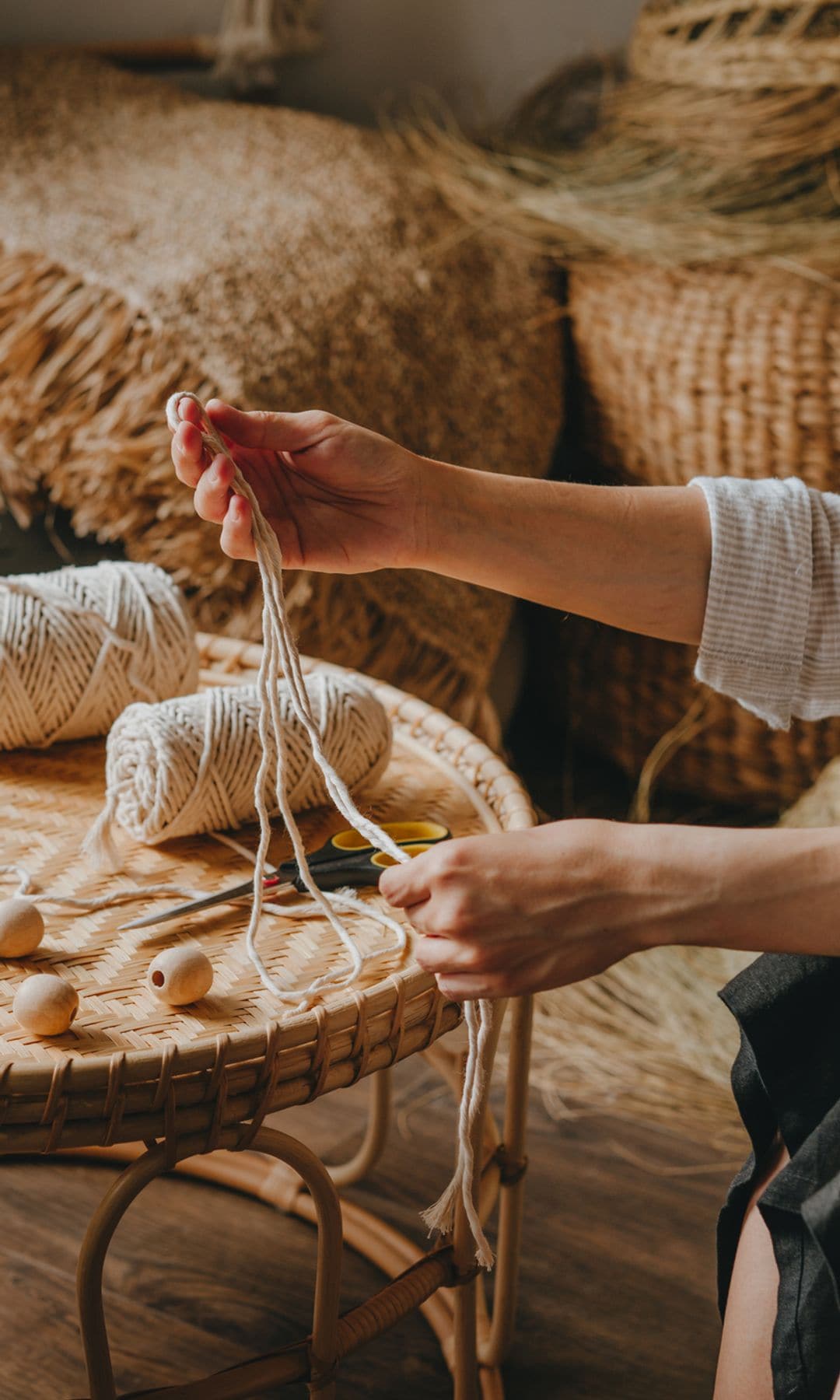 Una mujer haciendo macramé