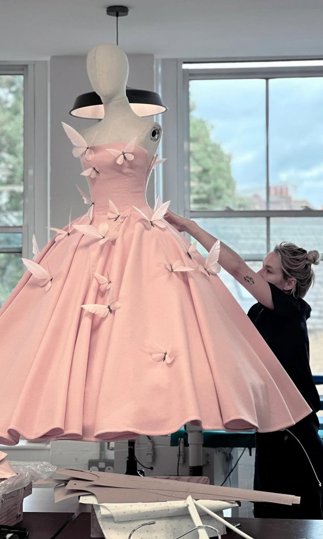 Lo que hubo detrás del vestido de Ariana diseñado por Robert Wun.