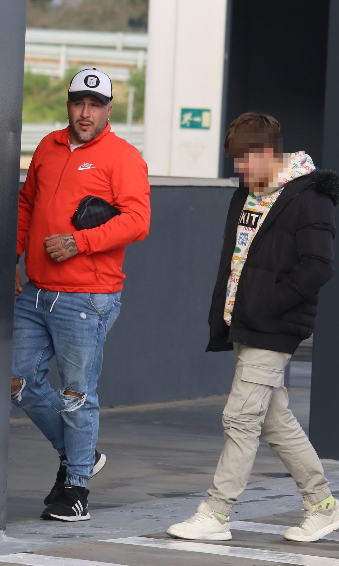 Kiko Rivera con su hijo Fran el 23 de diciembre de 2025, en Sevilla