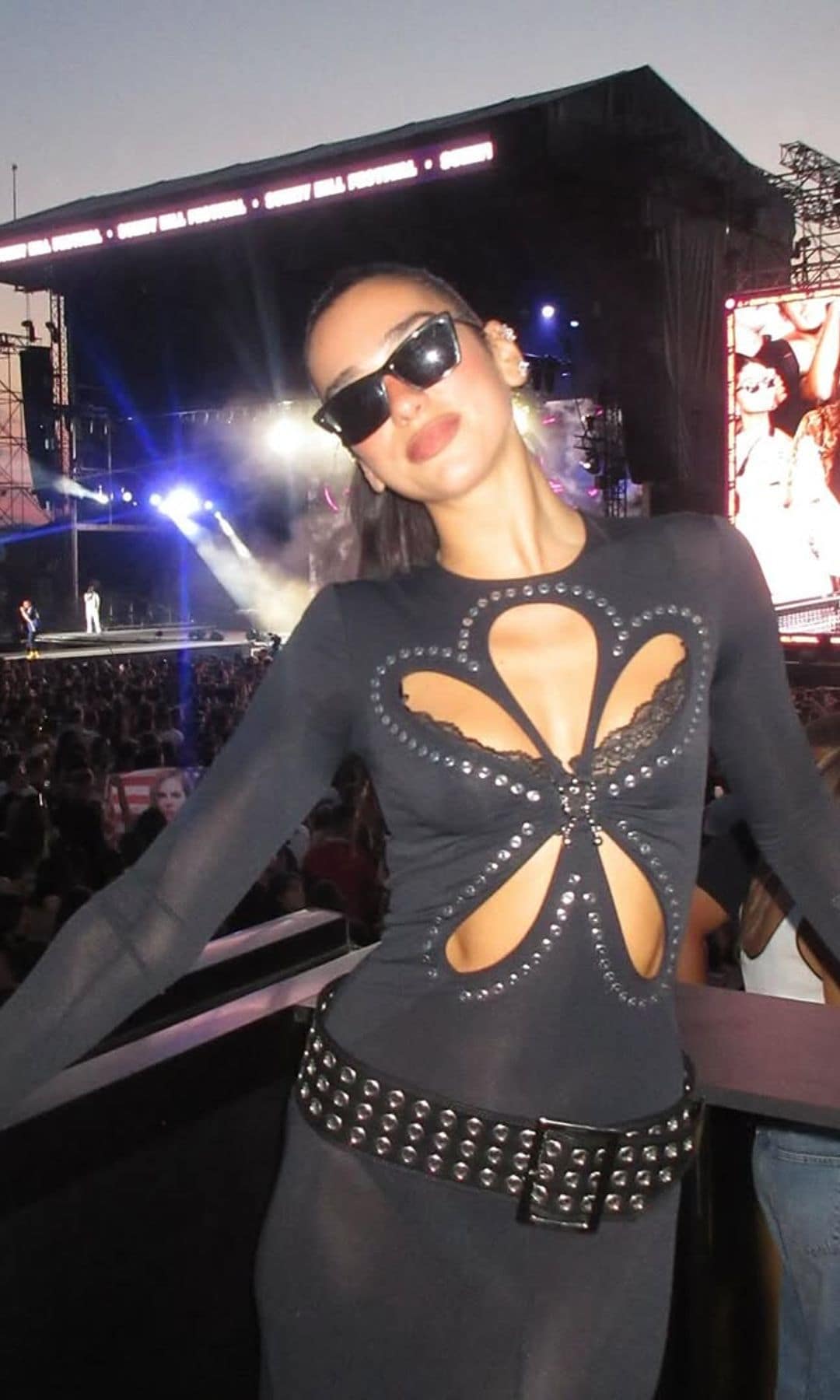 Dua Lipa con vestido negro