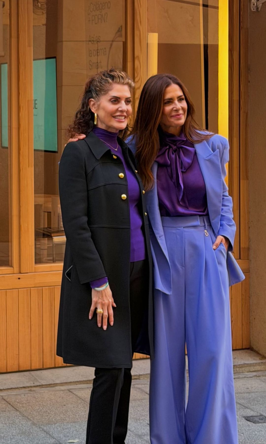 Nuria Roca con un total look morado y camisa de lazo (octubre, 2026)