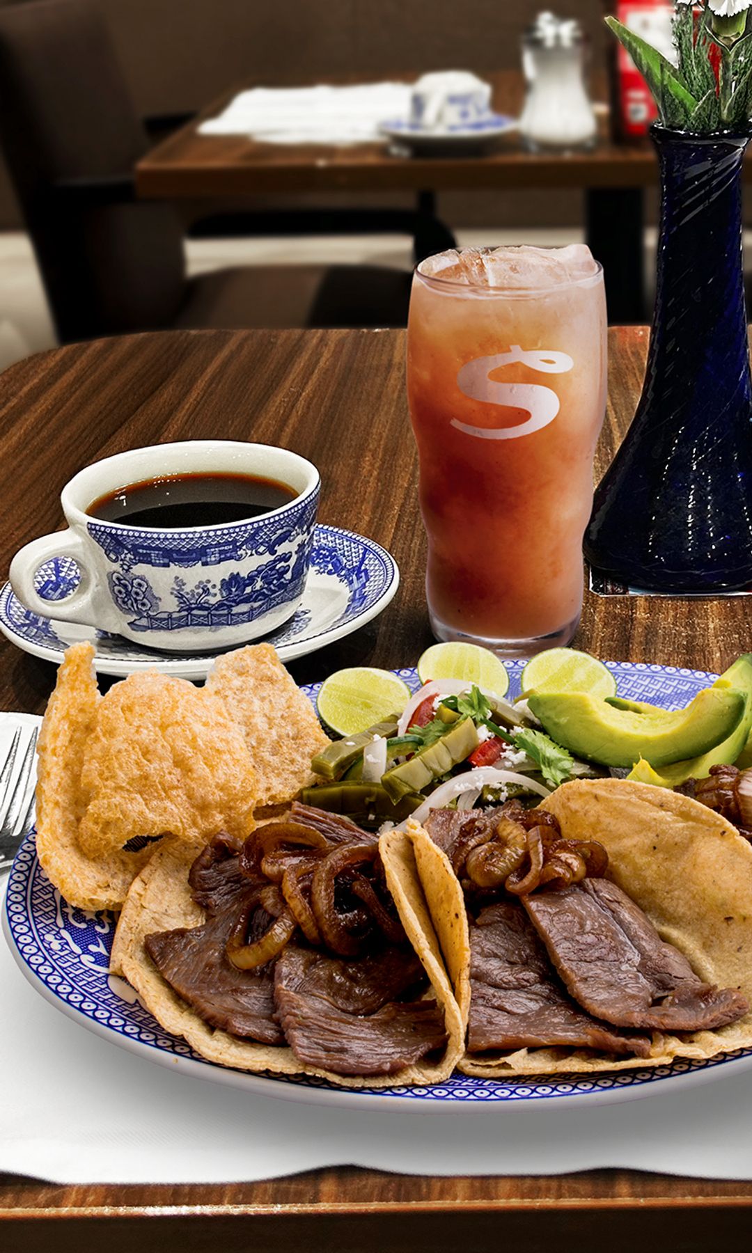 Los tacos de cecina vienen acompañados de ensalada de nopales, chicharrón y aguacate.