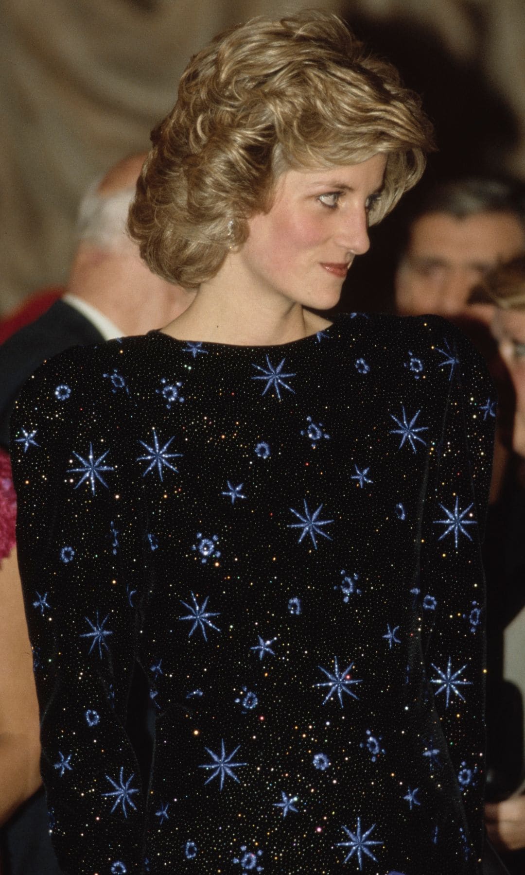 La princesa Diana con vestido negro y azul de hombreras en la cena celebrada por el alcalde de Florencia en abril de 1985