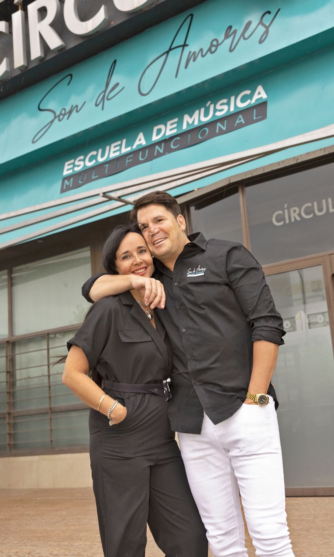 Lucas junto a su mujer
