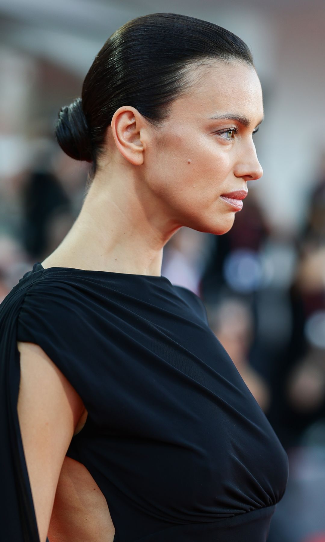 El moño pulido de Irina Shayk