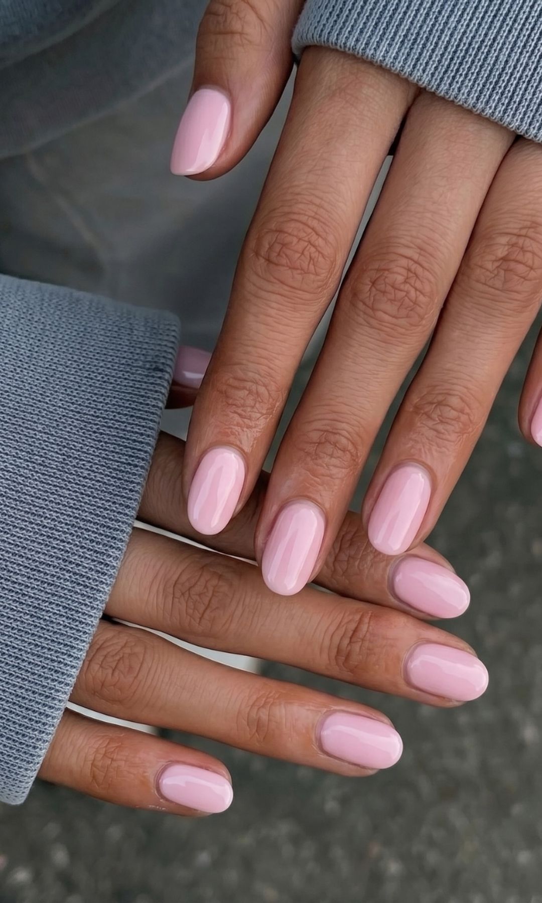 Manicura en rosa empolvado