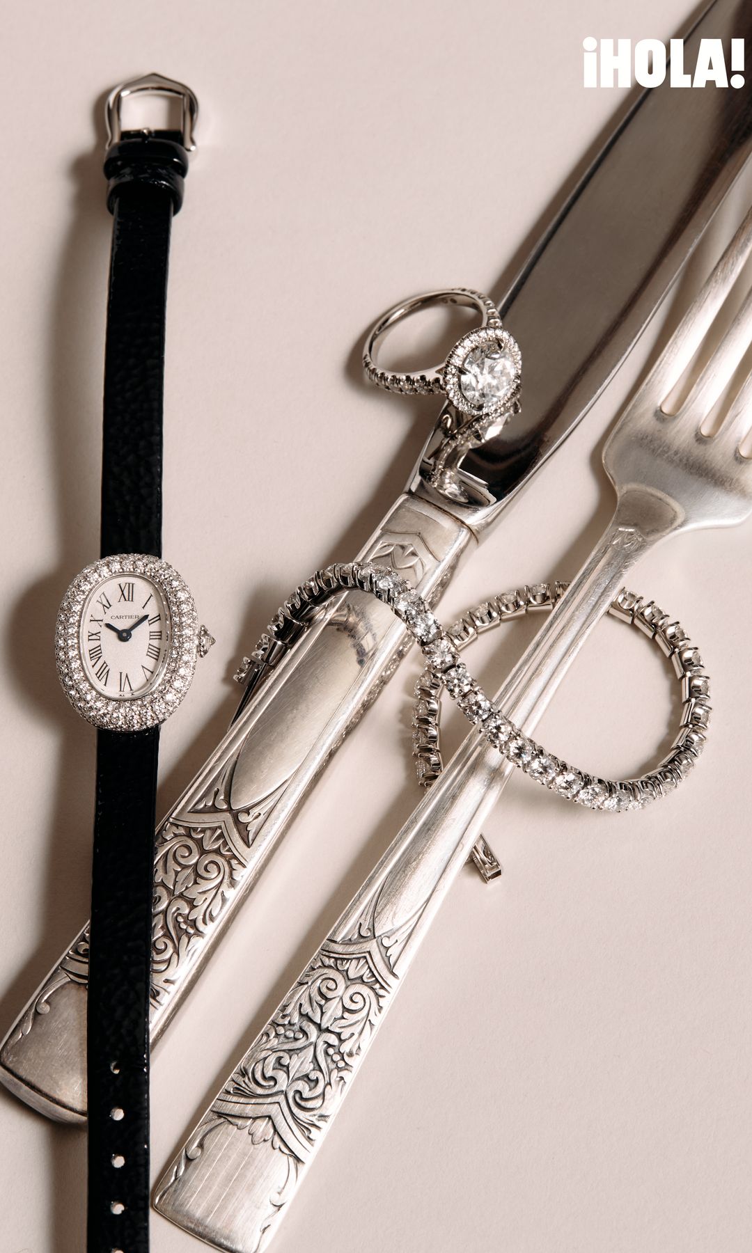 En la imagen: el reloj Baignoire en tamaño mini de oro blanco con diamantes y brazalete de piel, el solitario Destinée con pavé de diamantes y la pulsera Essential Lines. Piezas exquisitas de Cartier.