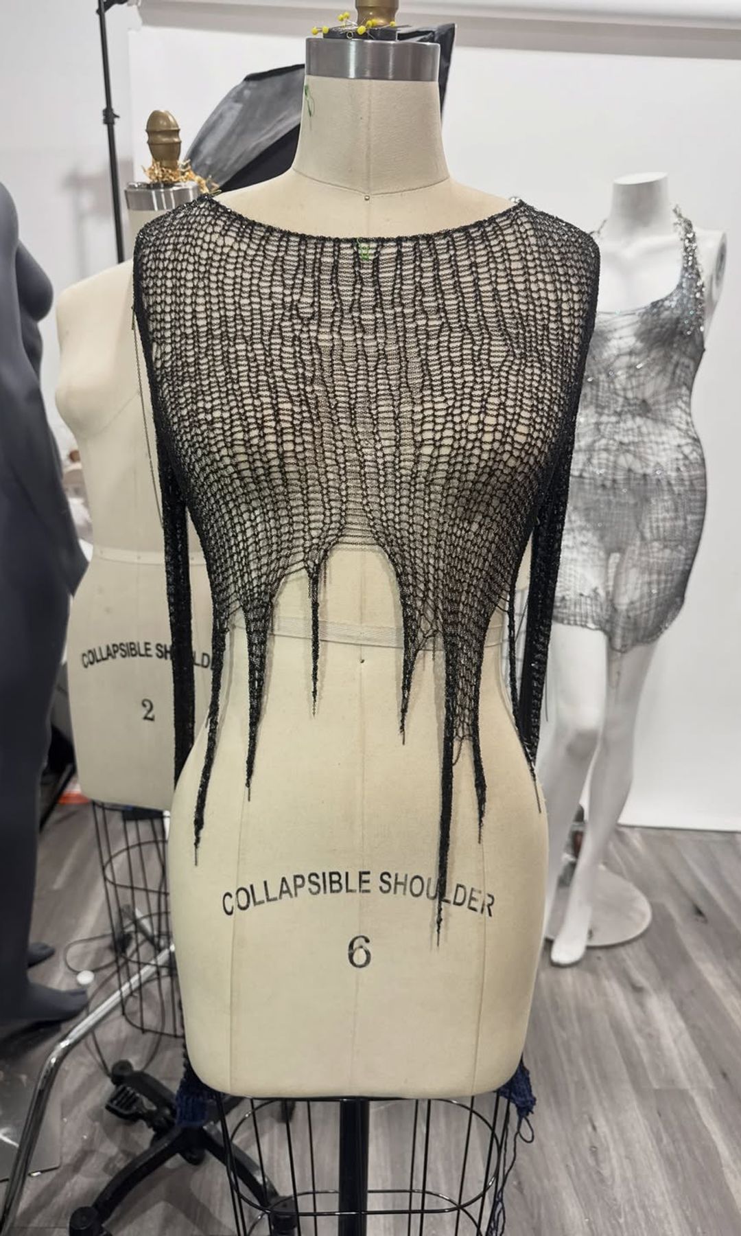 Detalles del look de Karol G fueron compartidos en redes sociales por la diseñadora.