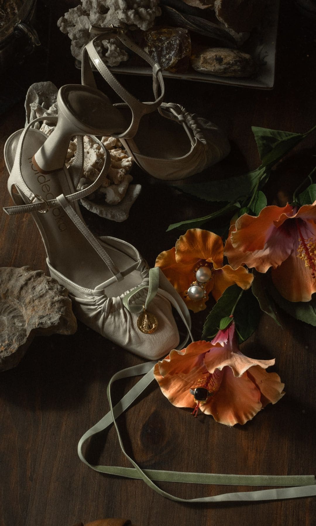 Zapatos de novia de Flordeasoka y flores del pacífico en el pelo