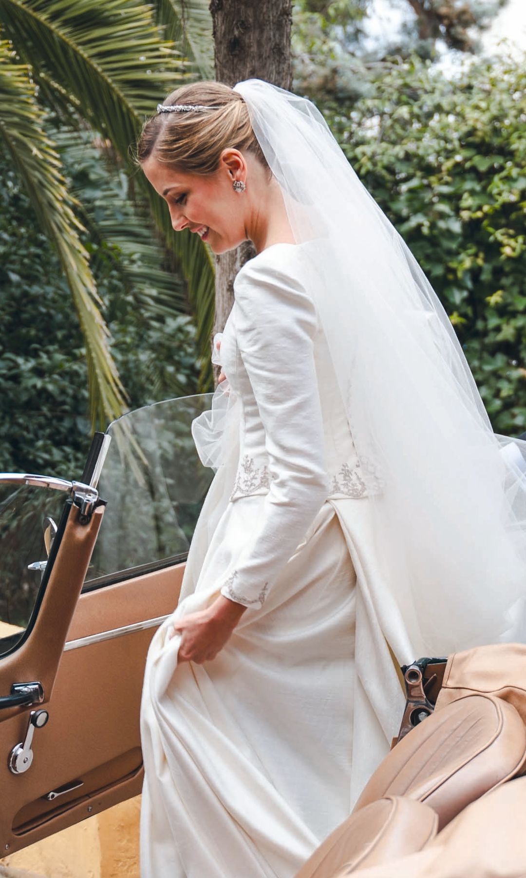 Detalle del "look" de la novia y, al lado, los recién casados en el descapotable en el que se trasladaron al Castillo de Viñuelas, donde tuvo lugar la celebración