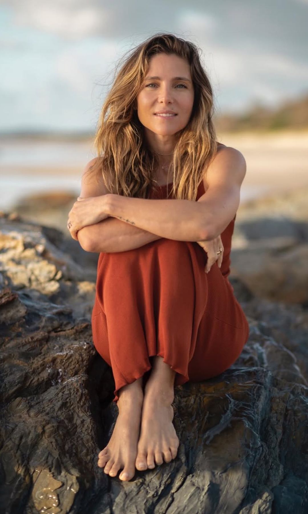 Elsa Pataky sentada frente al mar en una imagen ligada a bienestar, calma y hábitos saludables.