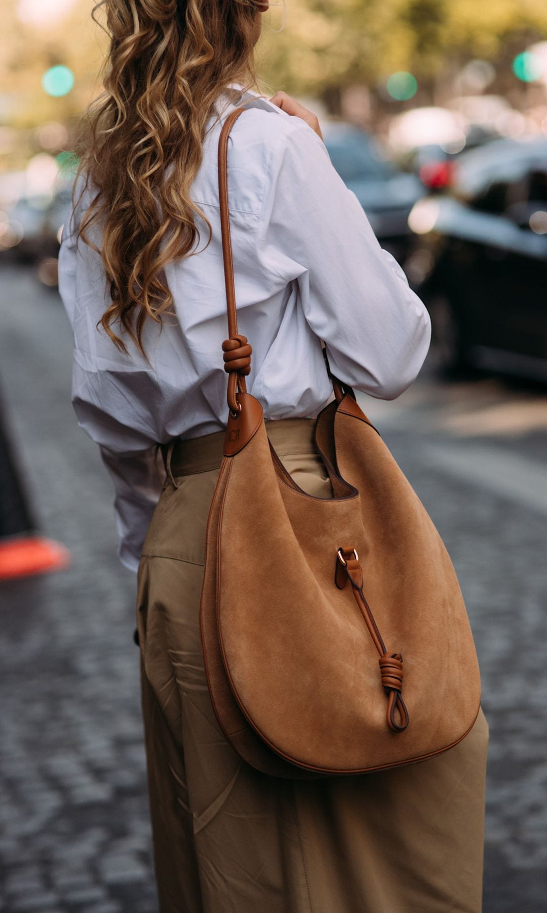 Look de street style con bolso de ante marrón