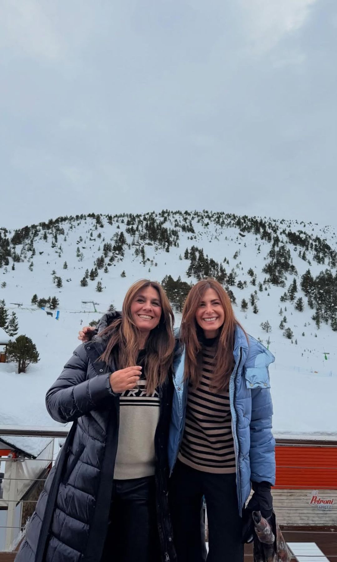 Nuria Roca compartiendo su experiencia con amigos y familia esquiando 