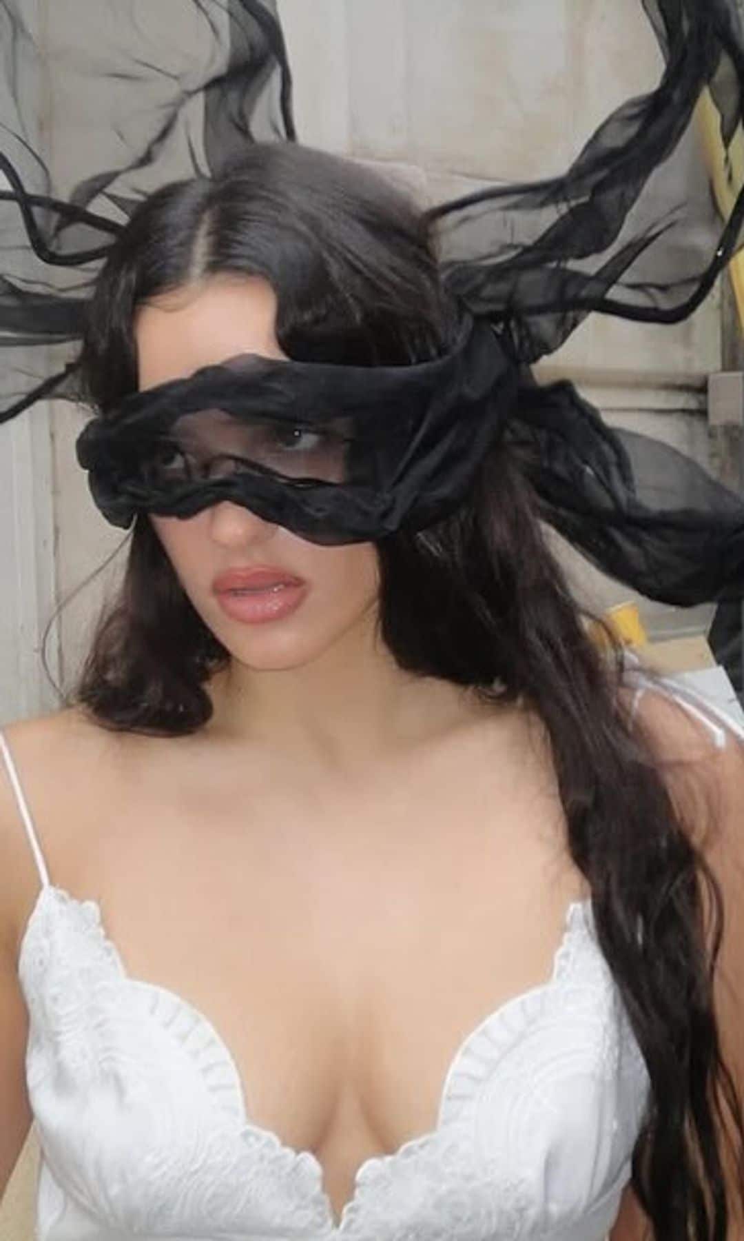 Rosalía con el pelo suelto y un tocado negro