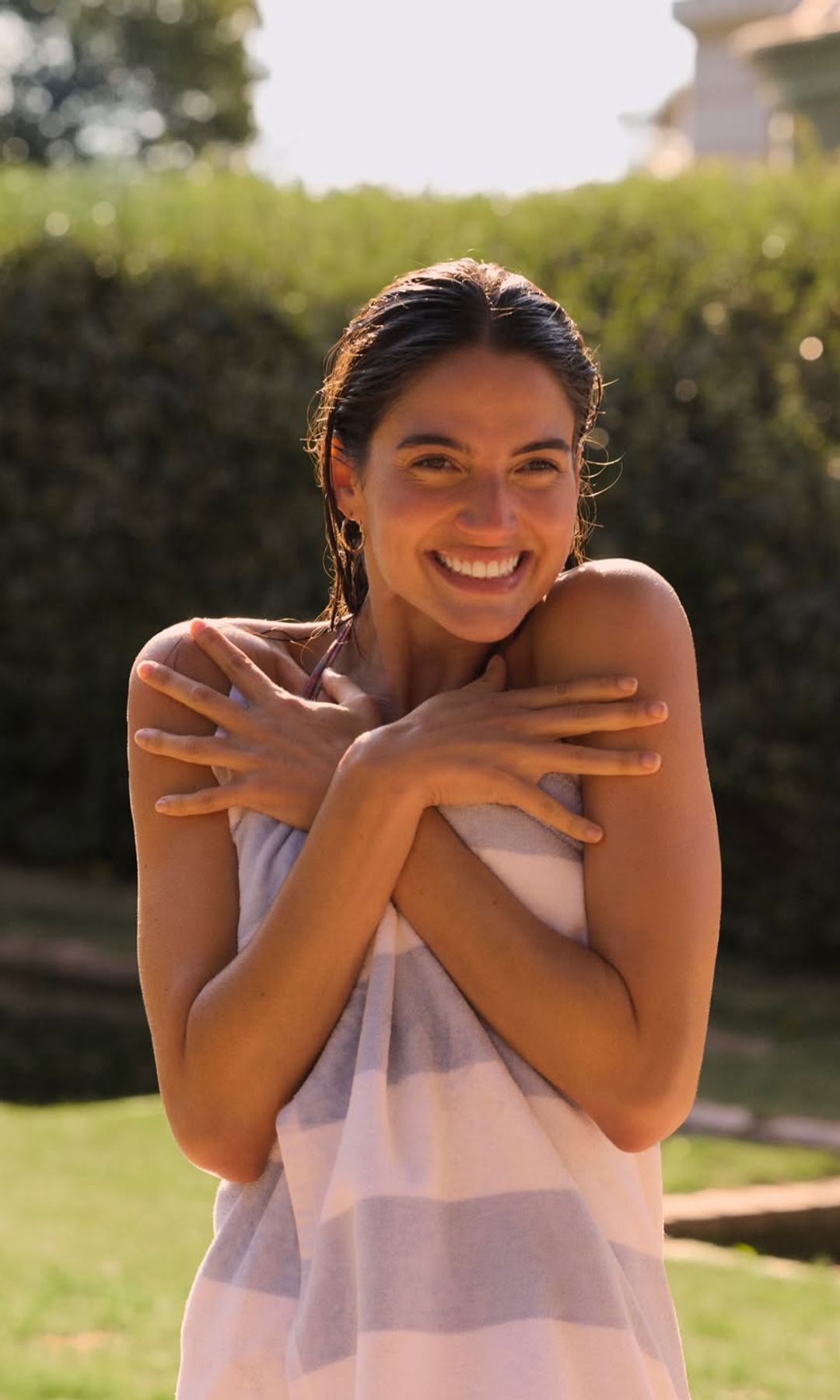 Mujer feliz tapándose con una toalla