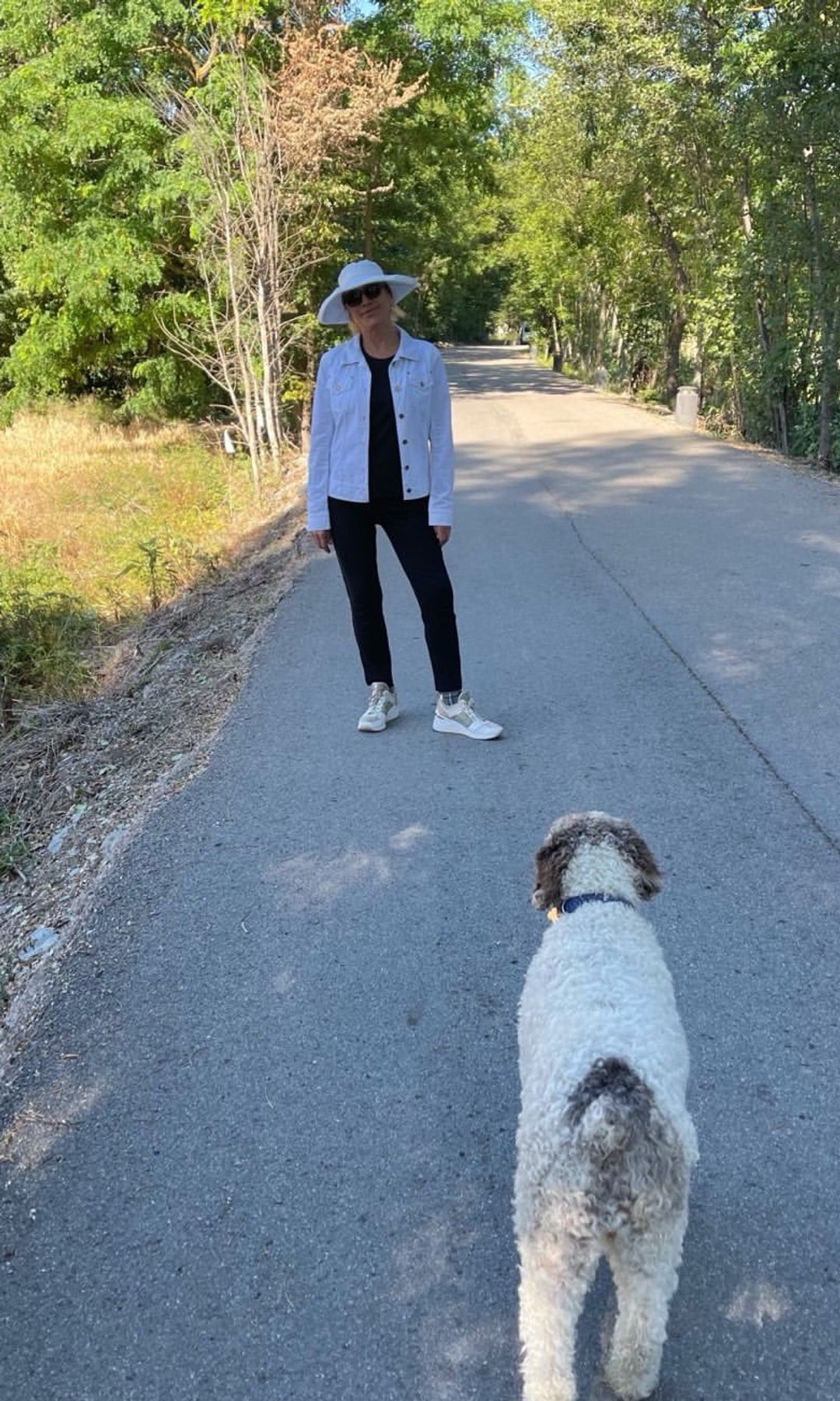 Julia Otero de paseo preparándose para su última quimio en julio de 2021