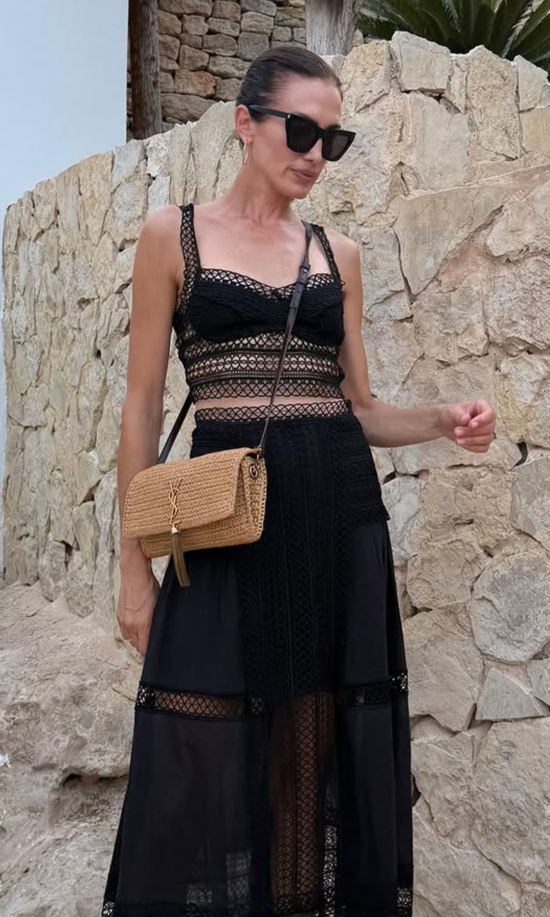 Ni blanco ni estampado: Nieves Álvarez demuestra que el vestido negro también es perfecto para el verano y vuelve a ser la más piropeada