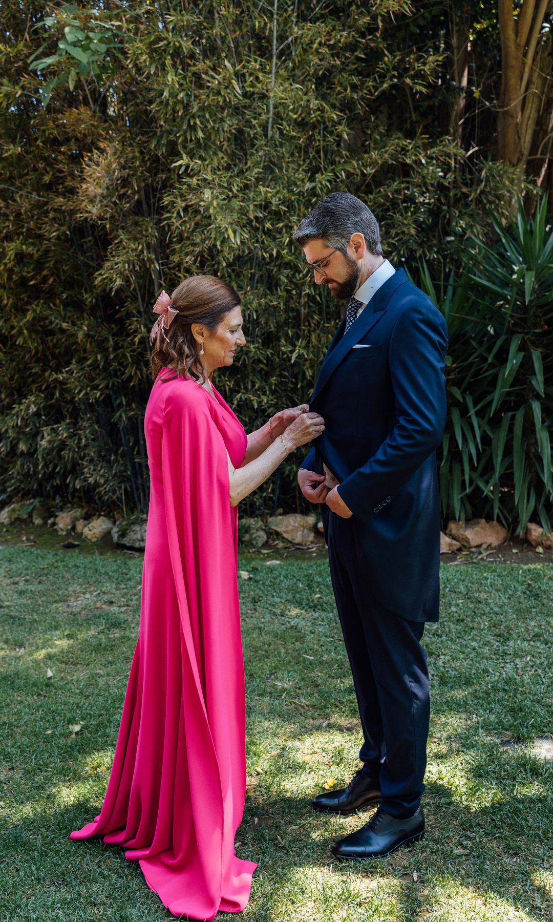 Madrina de boda con look rosa