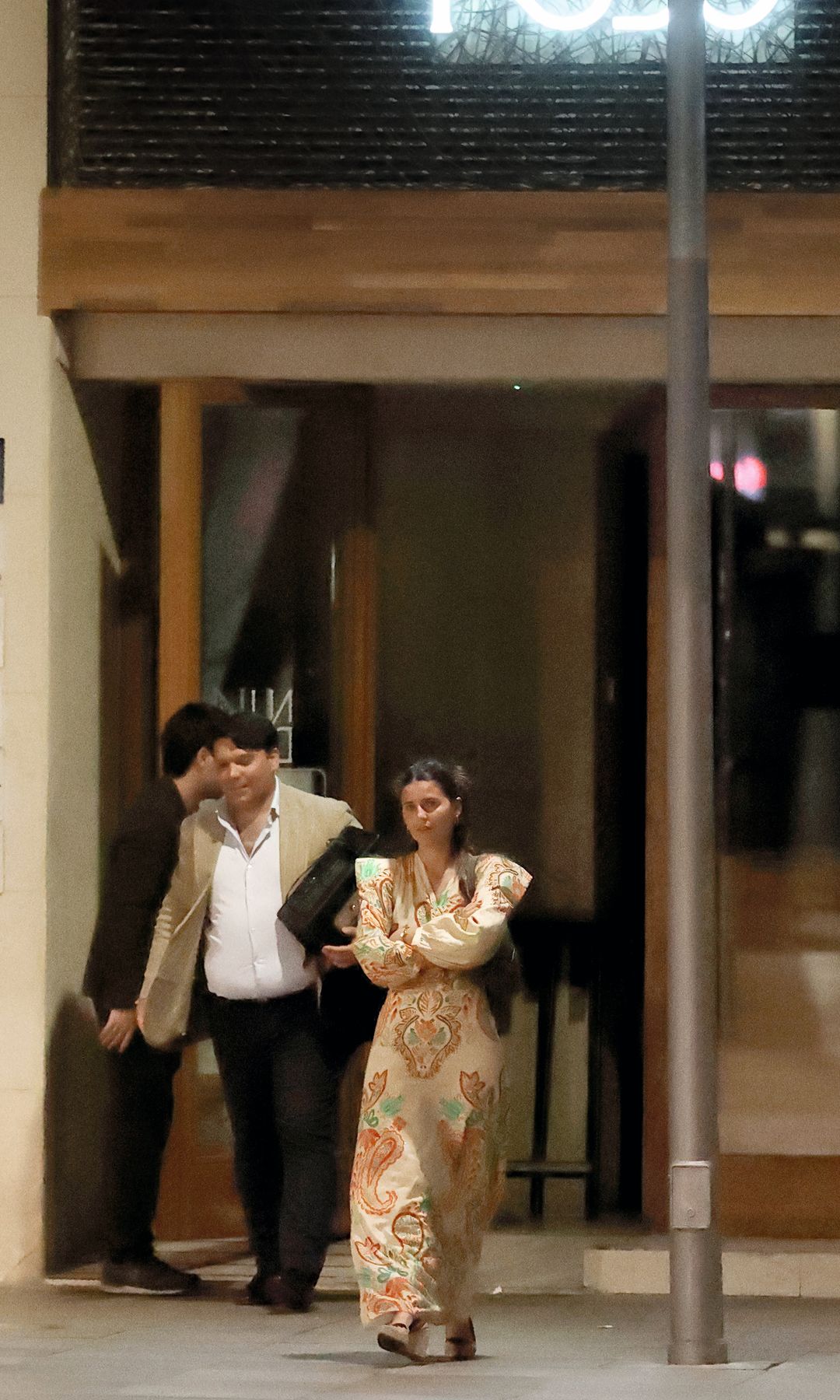 Tana Rivera saliendo del restaurante sevillano donde cenó junto a Andrés Roca Rey y en grupo de amigos