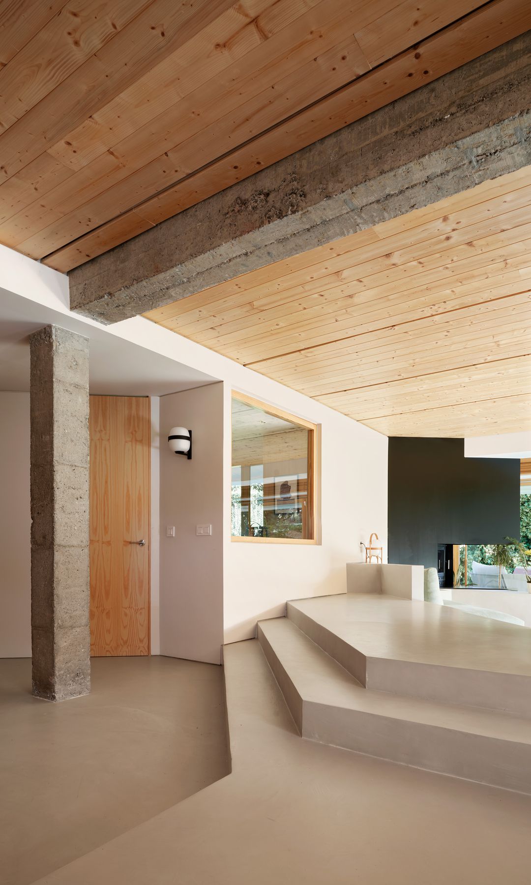 Entrada casa con recibidor tipo japonés con escalones, techo de madera, puerta de madera