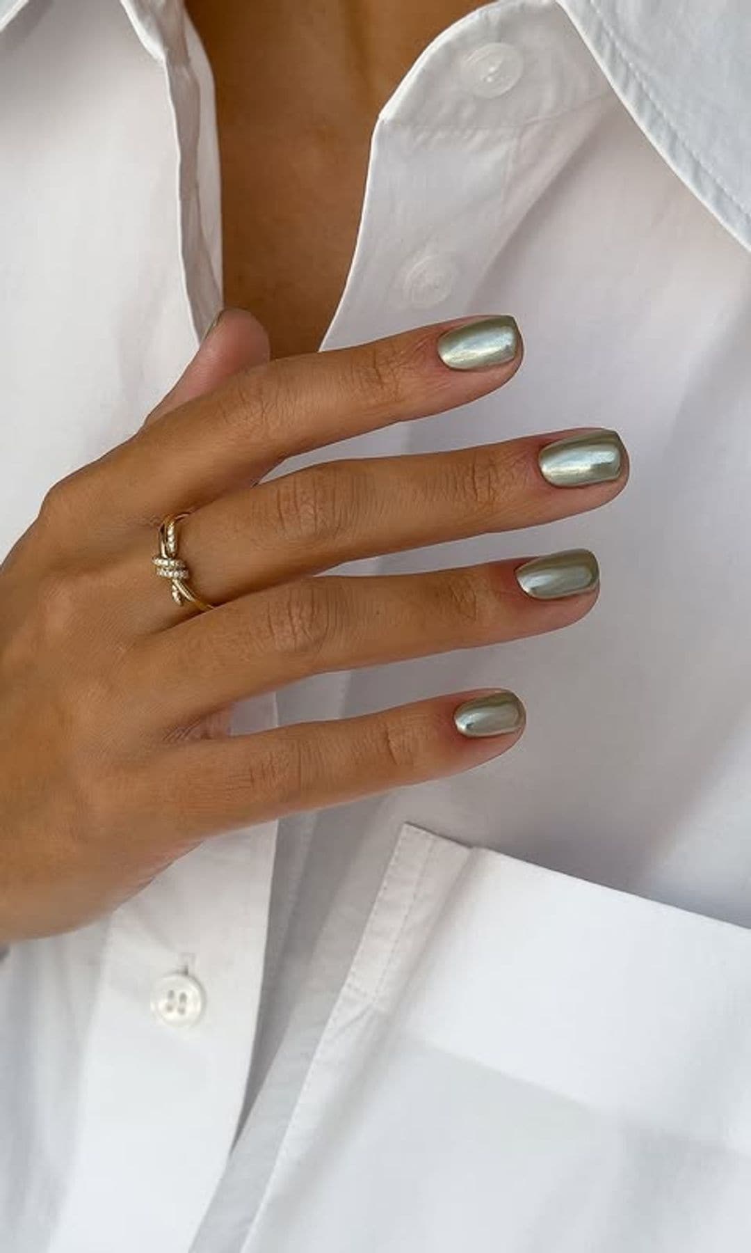 Manicura verde oliva metalizada