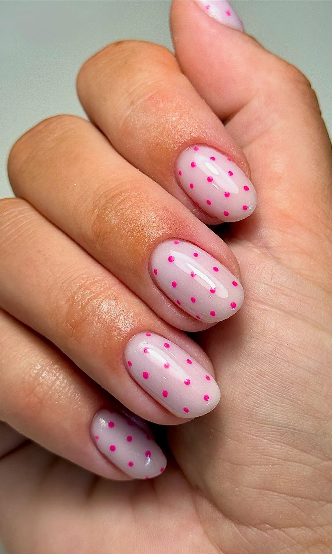 Manicura rosa de lunares