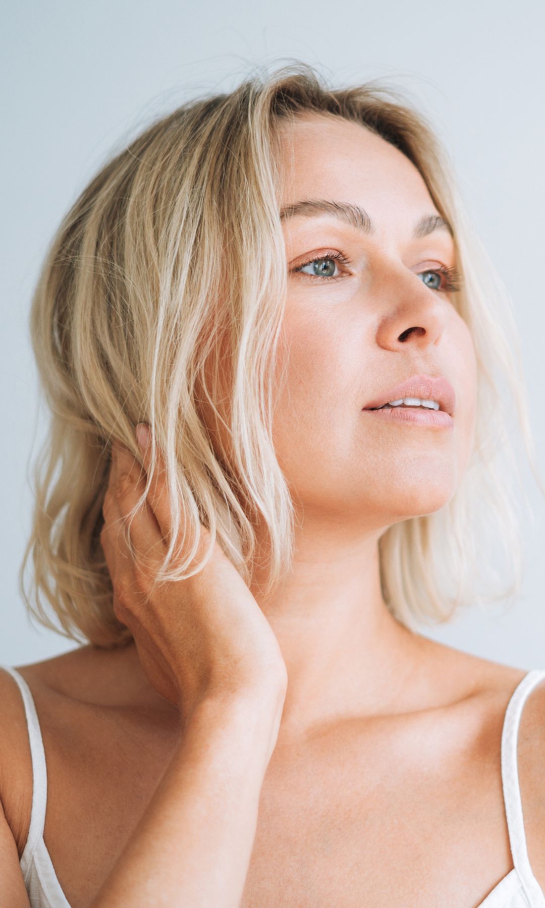 Mujer con cabello corto y rubio
