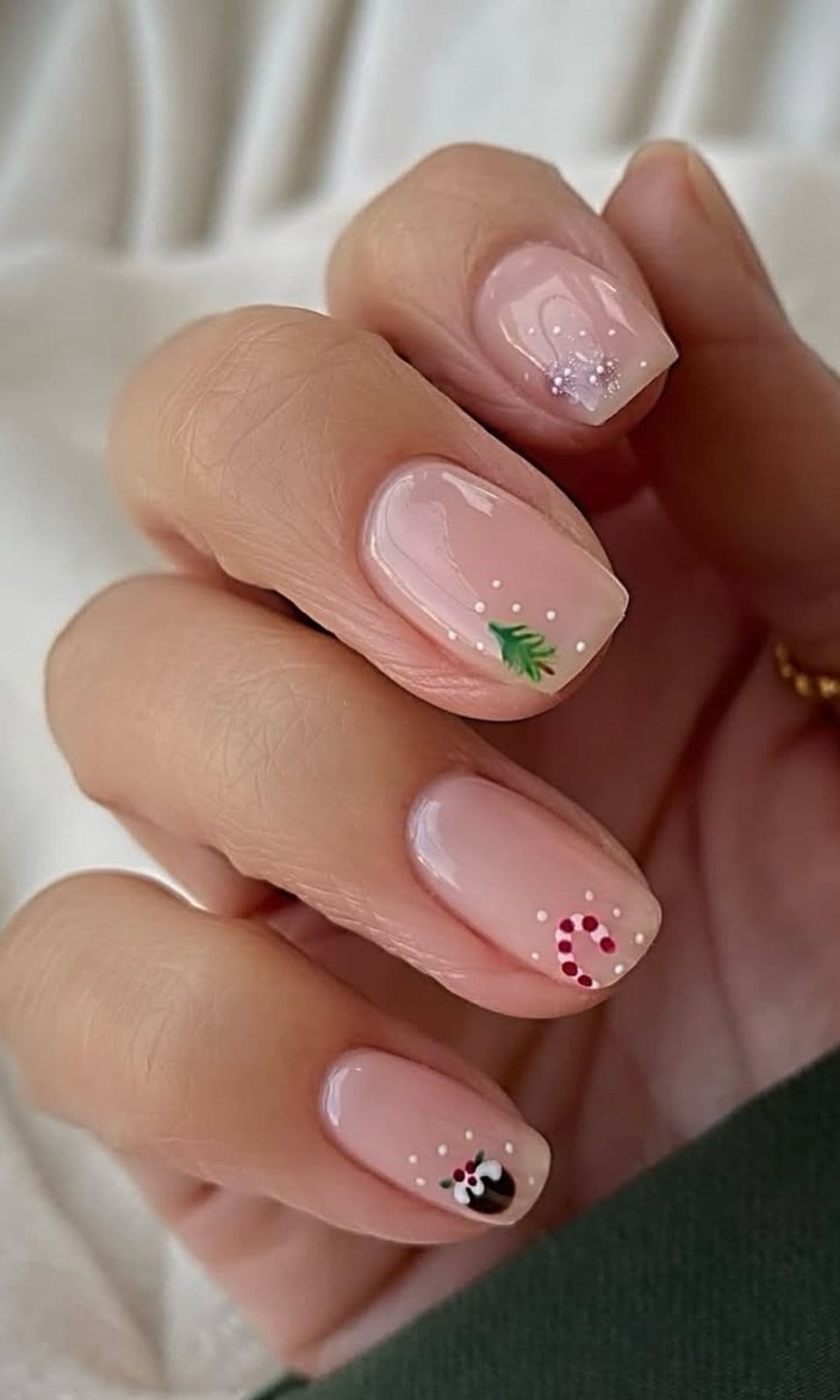 Manicura navideña minimalista