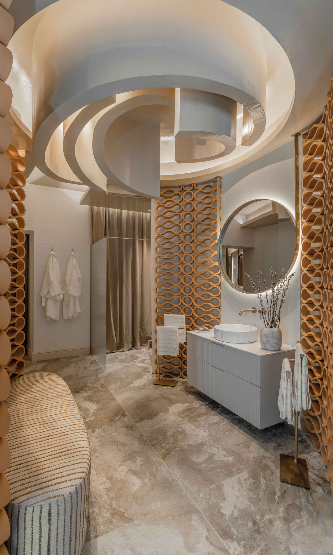 Baño de Casa Decor 2026 con ducha y celosías, espejo redondo 