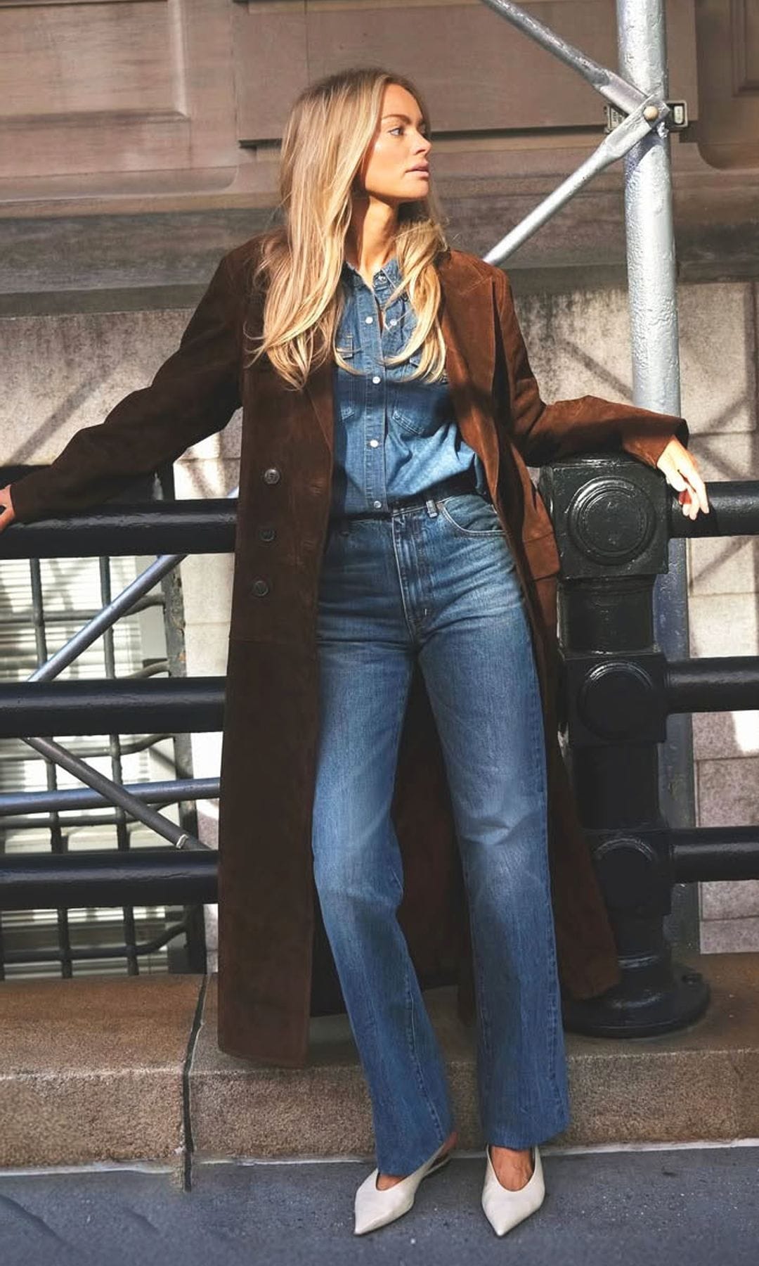 Los vaqueros clásicos son eternos, pero se verán mucho más innovadores y elegantes con zapatos de estos 5 colores