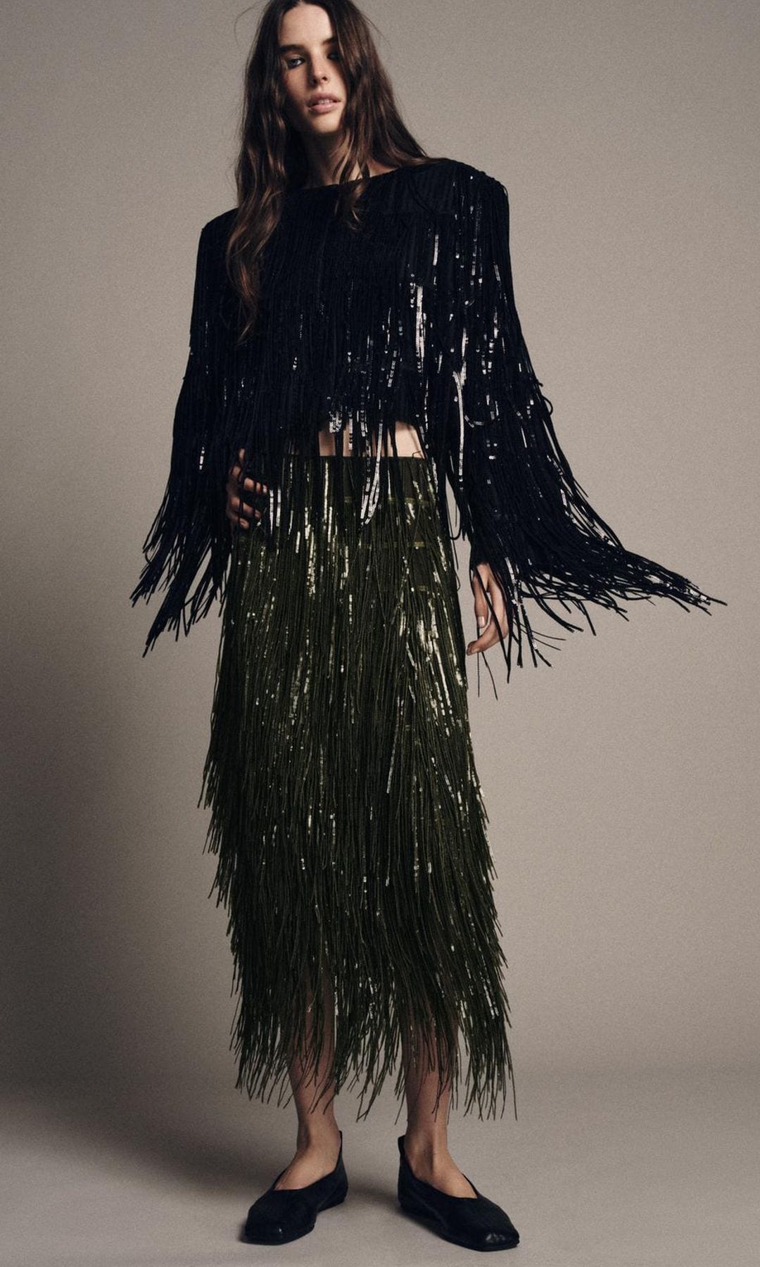 Falda de flecos verdes con lentejuels, de Zara