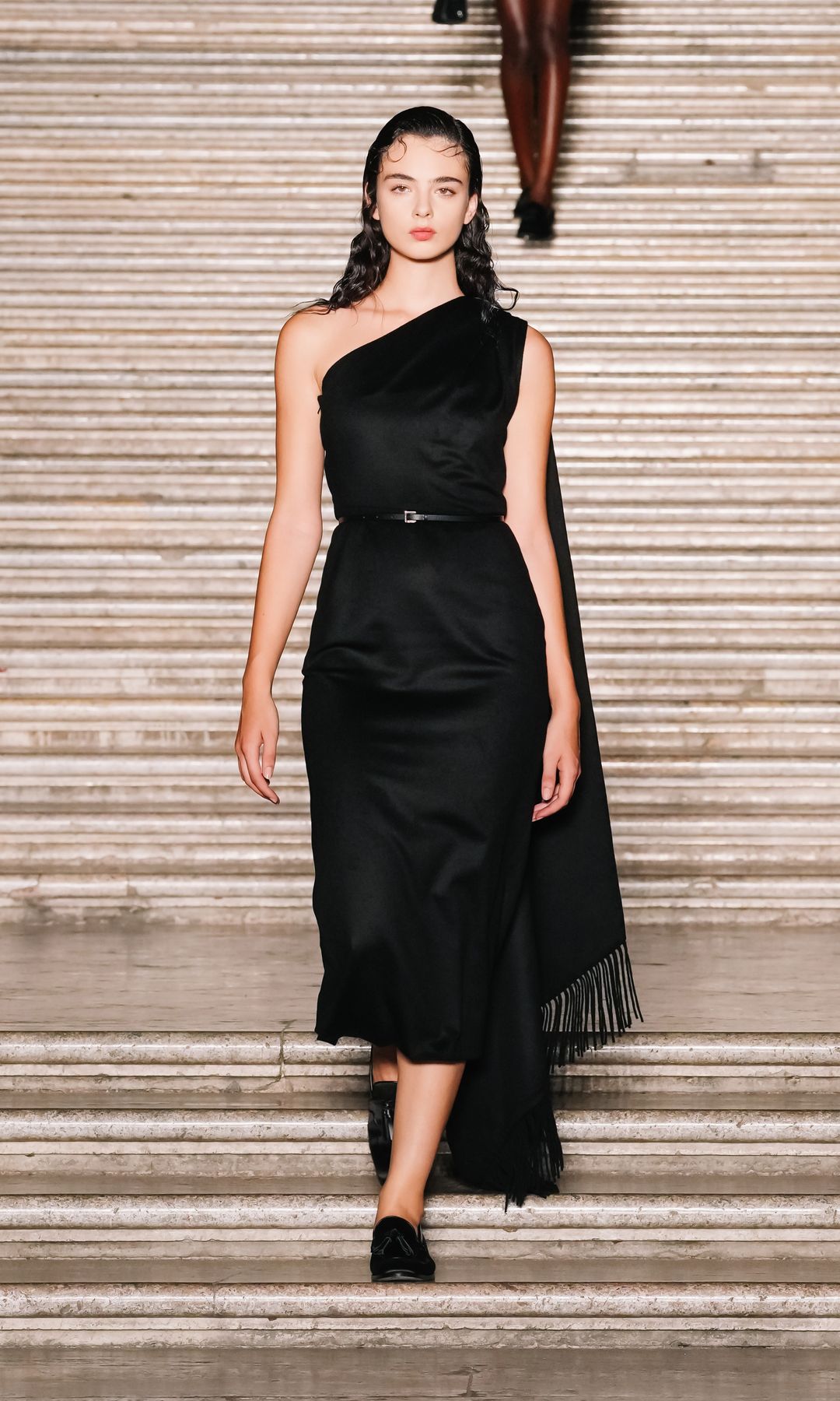 Deva Cassel desfilando para Max Mara Cruise 2025