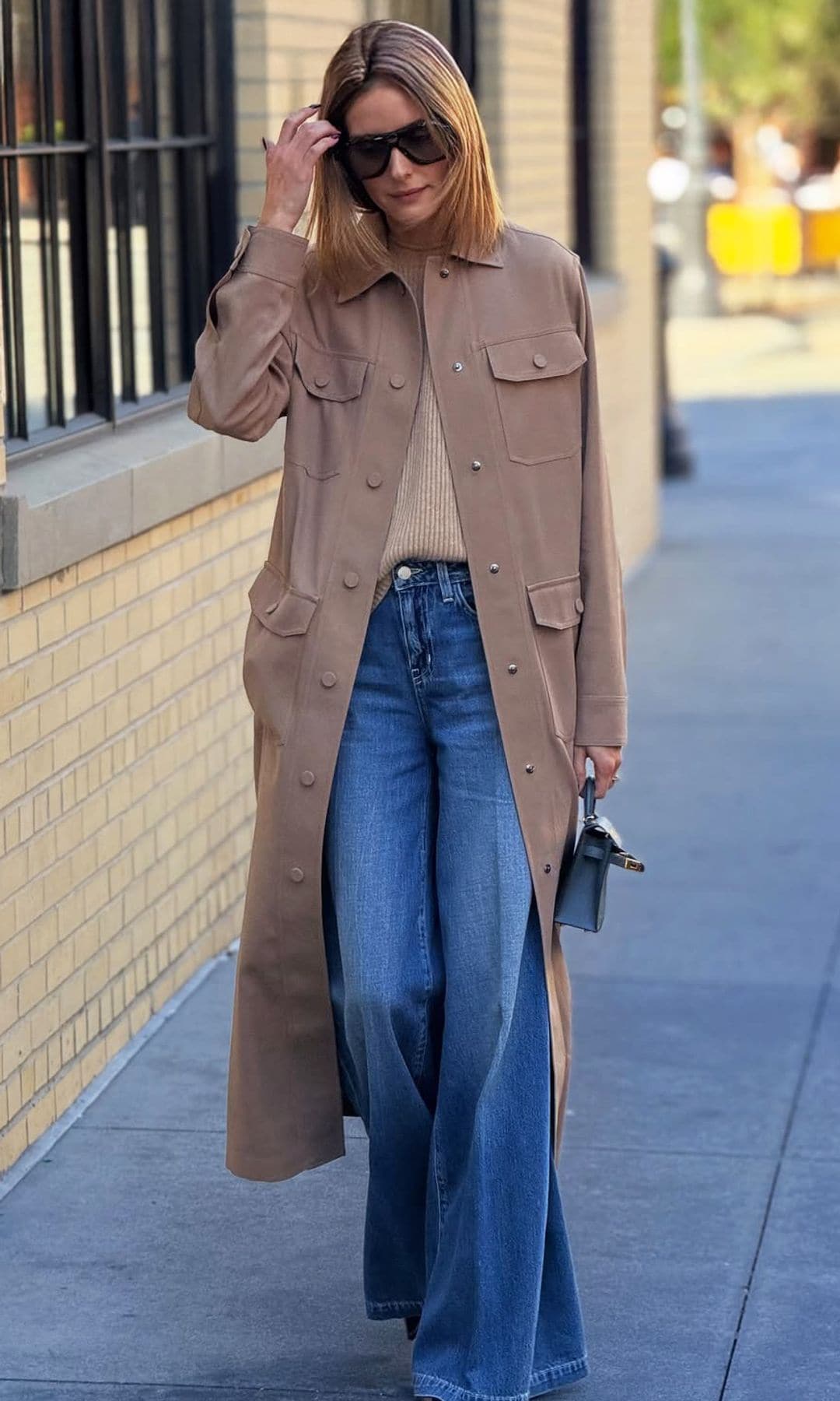 Las bajitas lo confirman: los abrigos largos sí estilizan si los llevas con vaqueros 'flare', palabra de Olivia Palermo