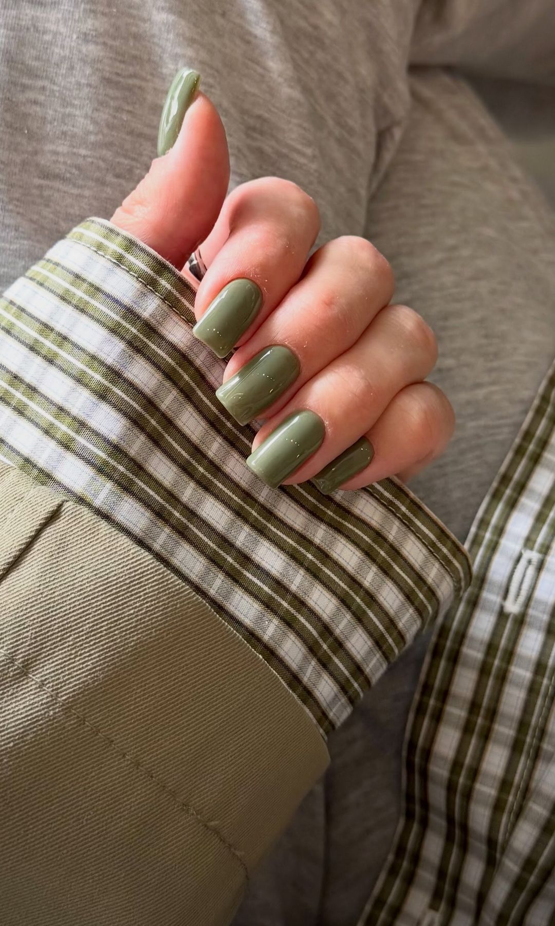 Manicura verde oliva