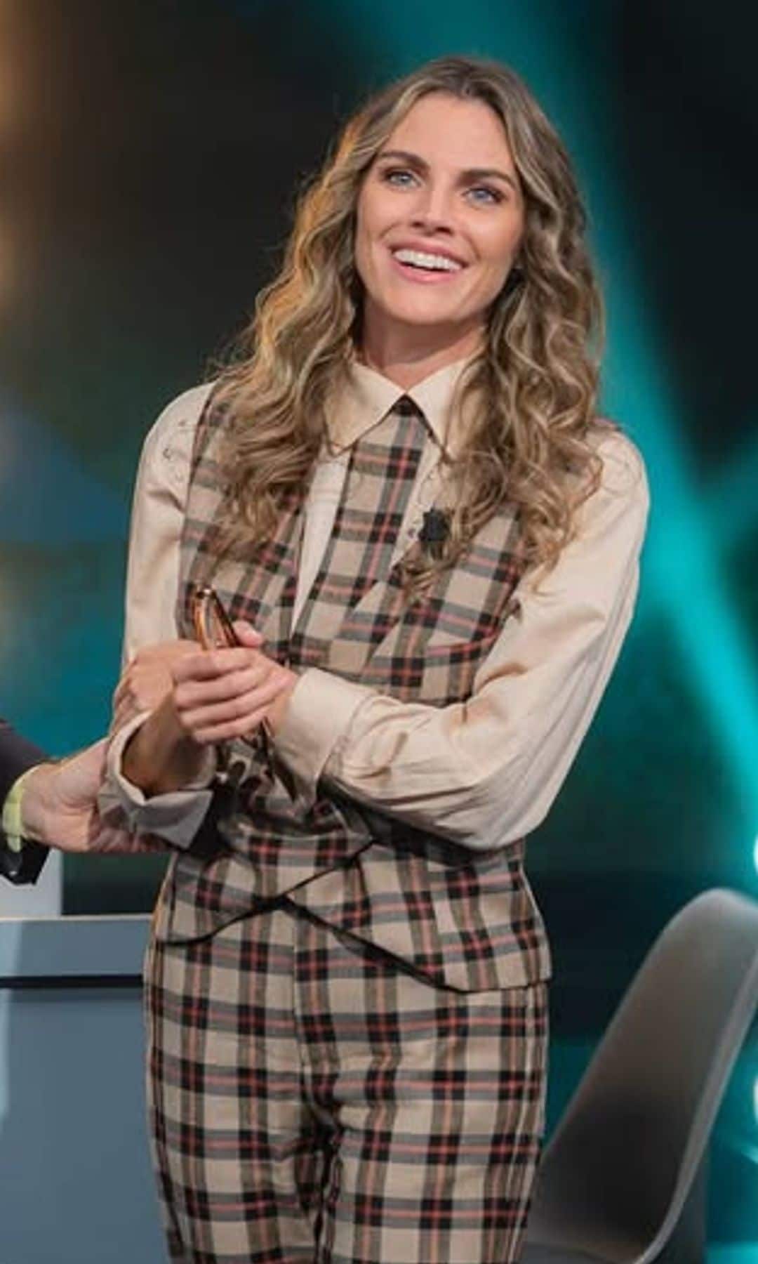 Amaia Salamanca en televisión con ondas naturales