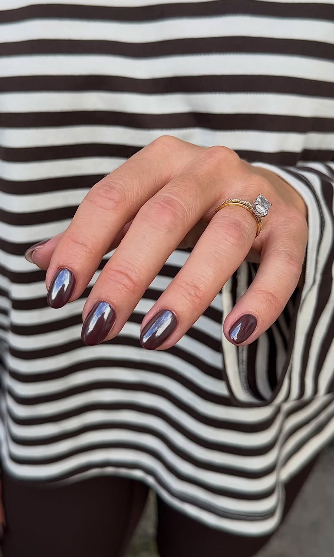 Manicura cromada en color marrón chocolate