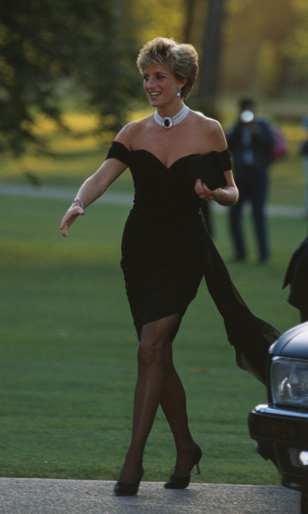Plano entero de Diana de Gales con vestido de Cristina Stambolian negro