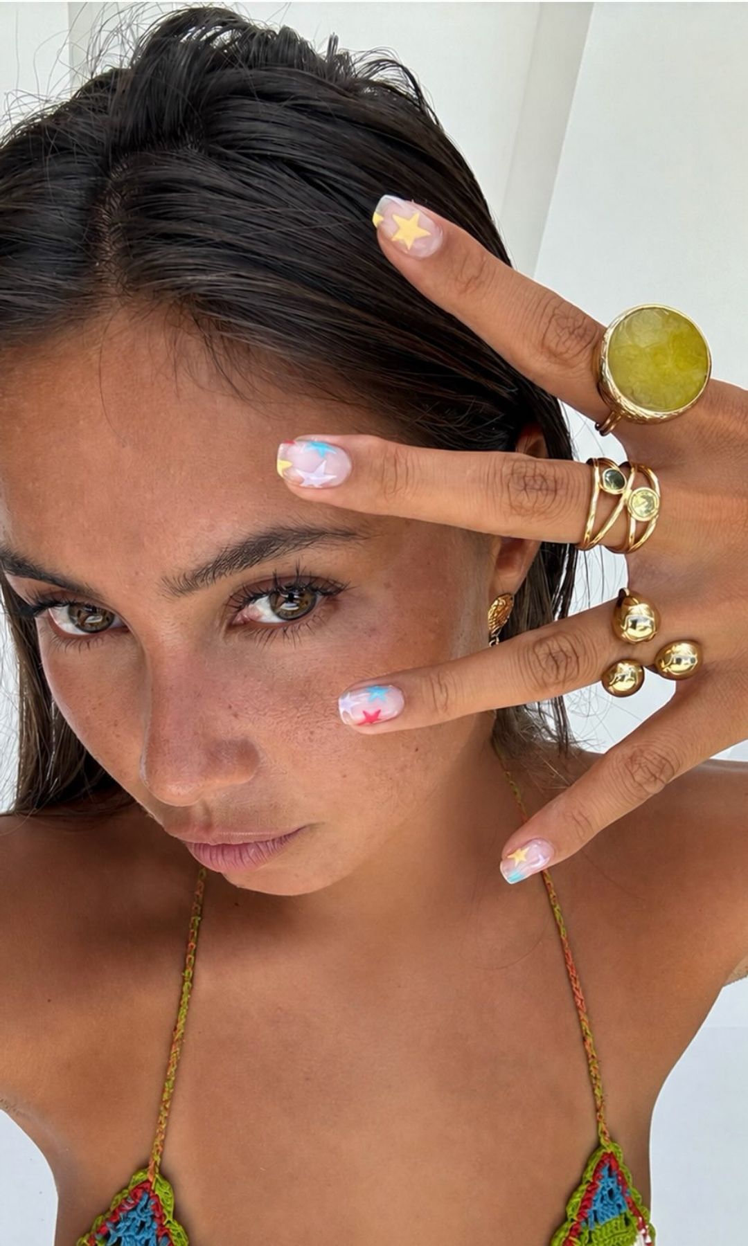 Manicura de estrellas multicolor