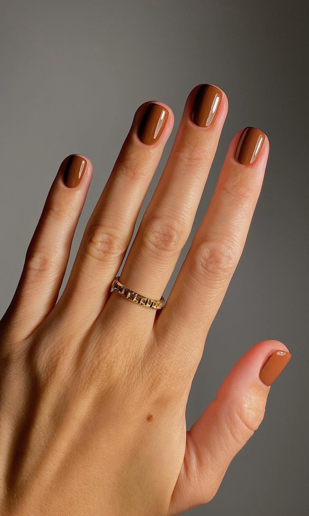 Manicura marrón caramelo