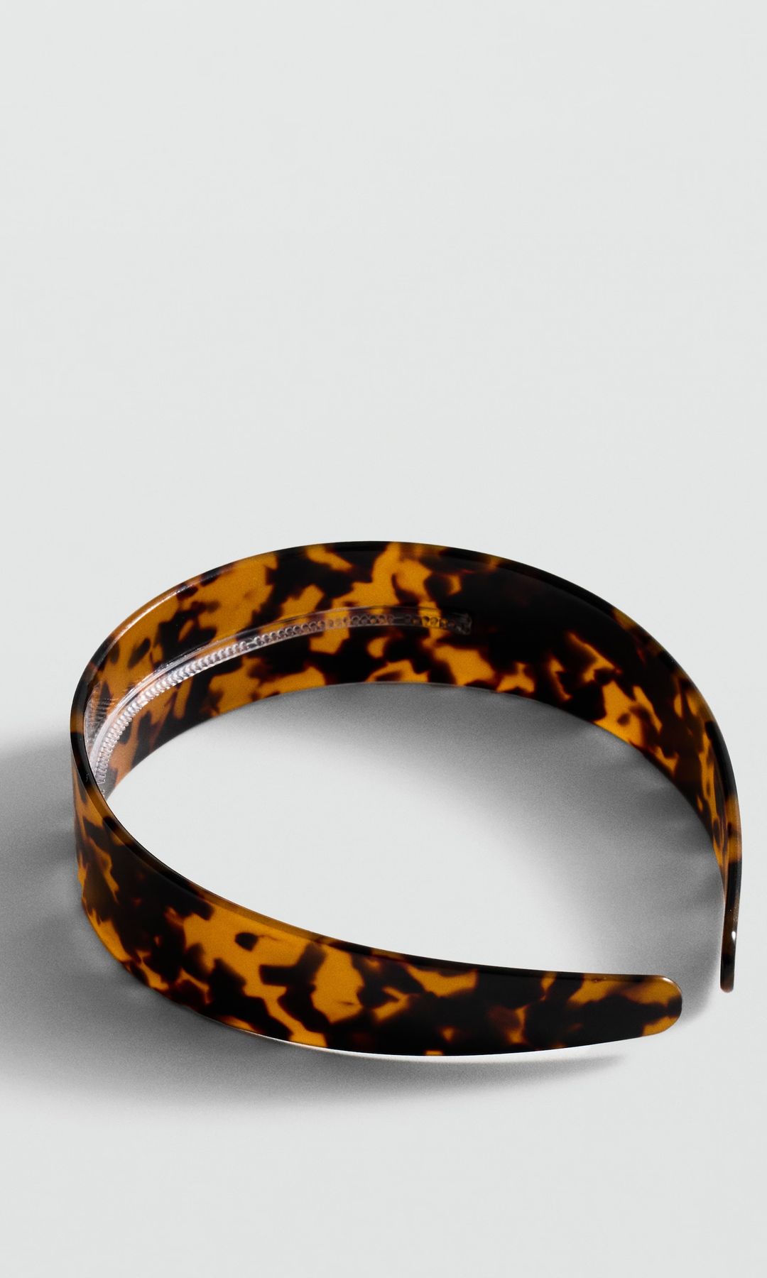 Diadema efecto carey de Mango.