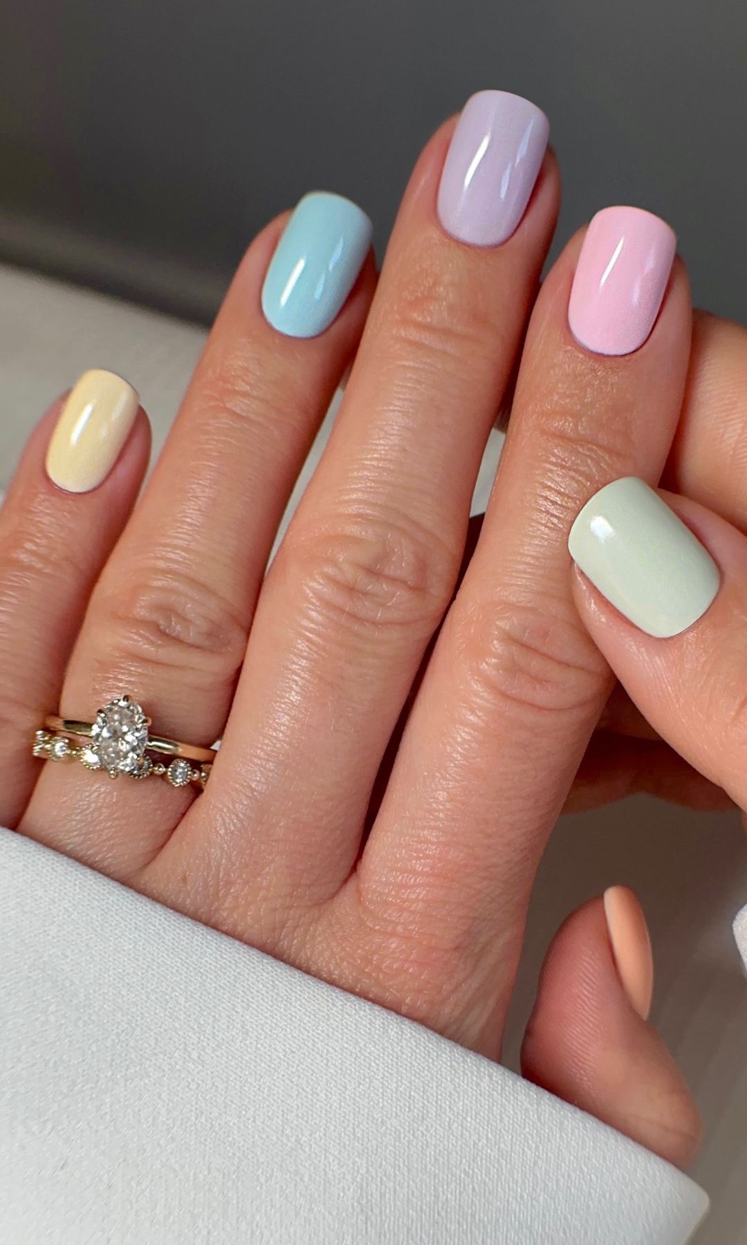 Manicura multicolor en tonos pastel