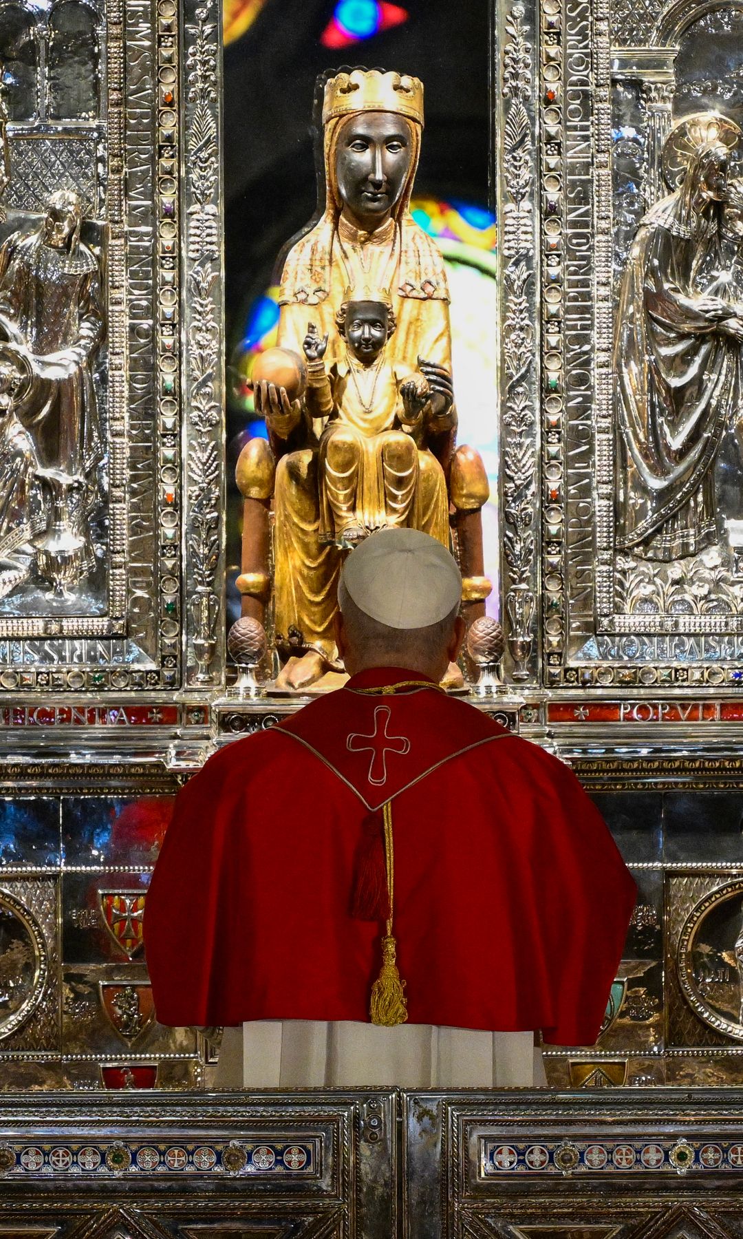 El papa León XIV venera a la Virgen de Montserrat