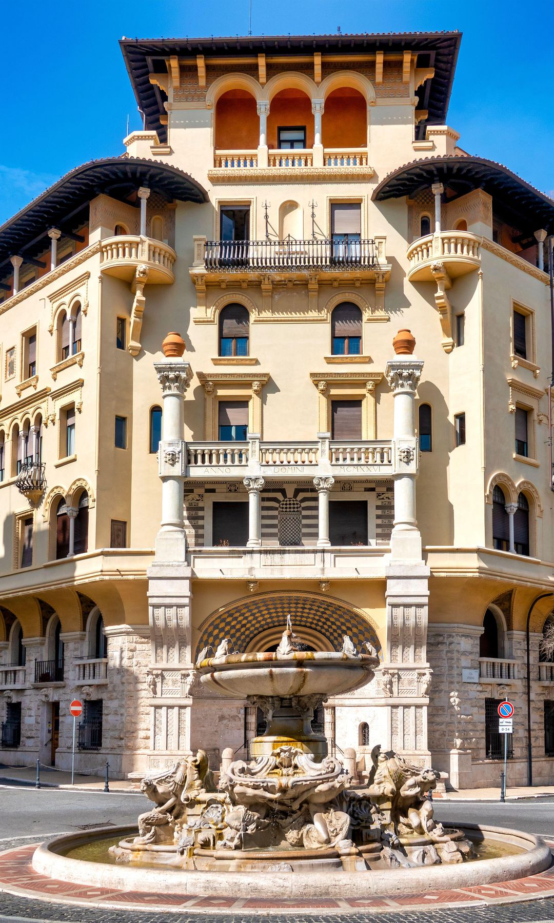 Fachada de uno de los edificios del barrio de Quartiere Coppede, Roma