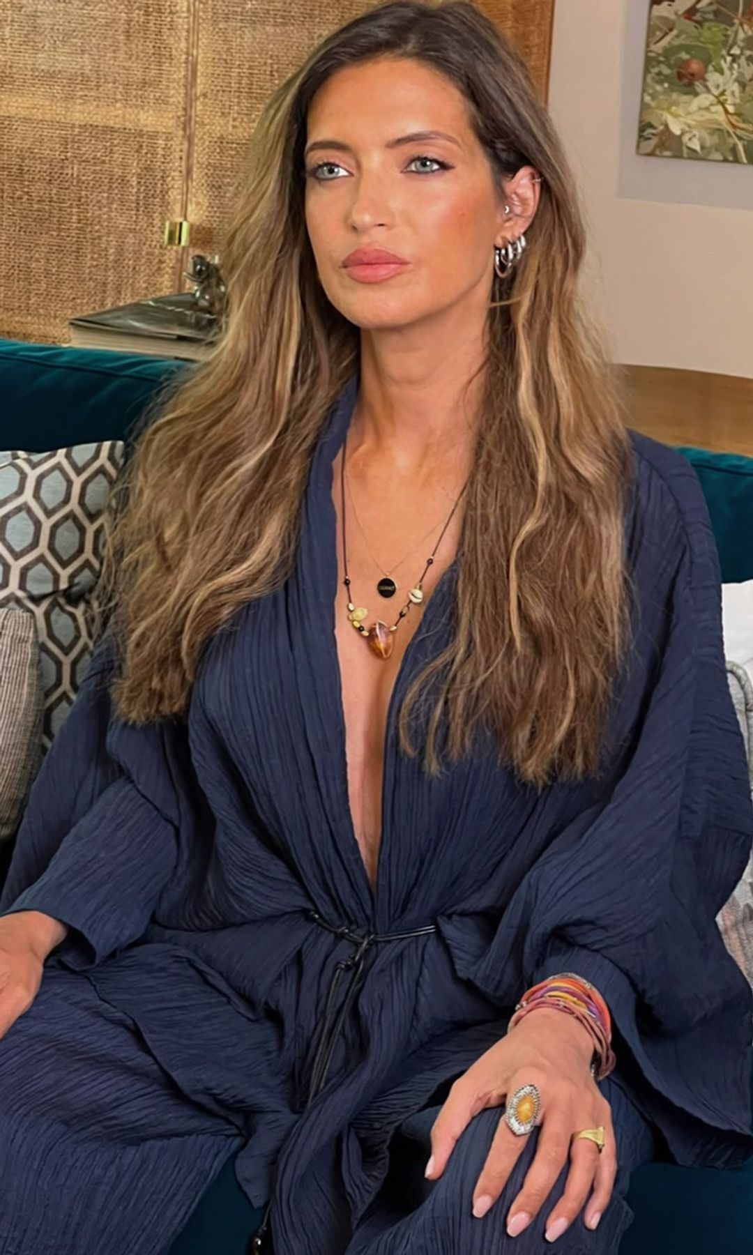 Sara Carbonero con mono azul marino de escote profundo