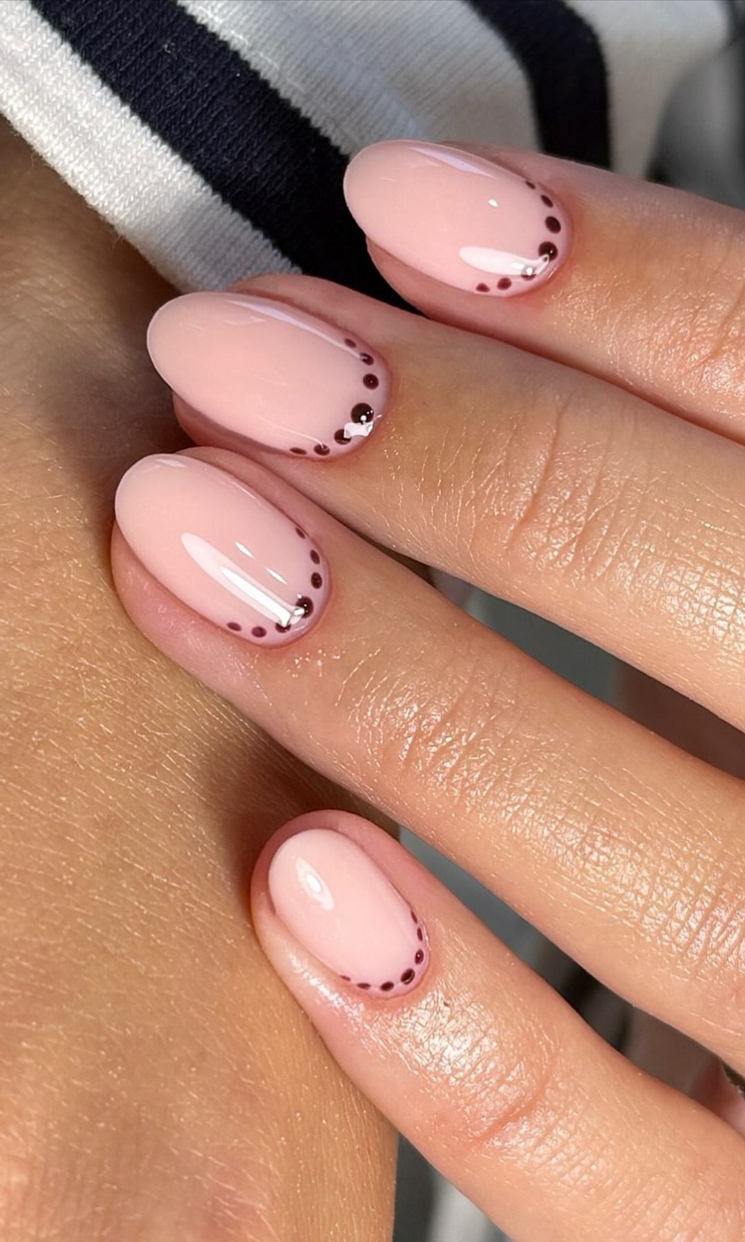 Manicura francesa inversa y ovalada