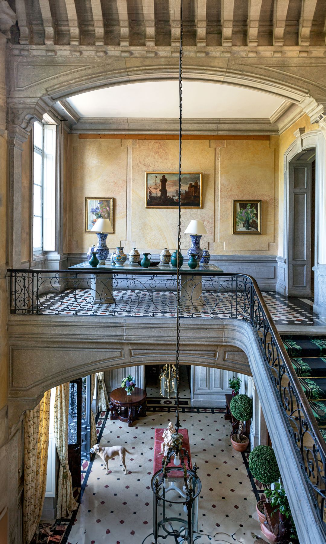 El primer piso presidido por una gran mesa, sobre la que hay una selección de porcelanas de Asia y del norte de África. Su suegra, Betty, solía traerlas como recuerdos de sus viajes, por lo que representan una colección de buenos momentos